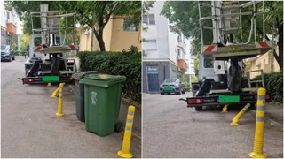Două fotografii prezintă o autospecială cu platformă elevatoarerie și câțiva stâlpișori galbeni de delimitare de pe un drum asfaltat lângă un coș de gunoi verde.