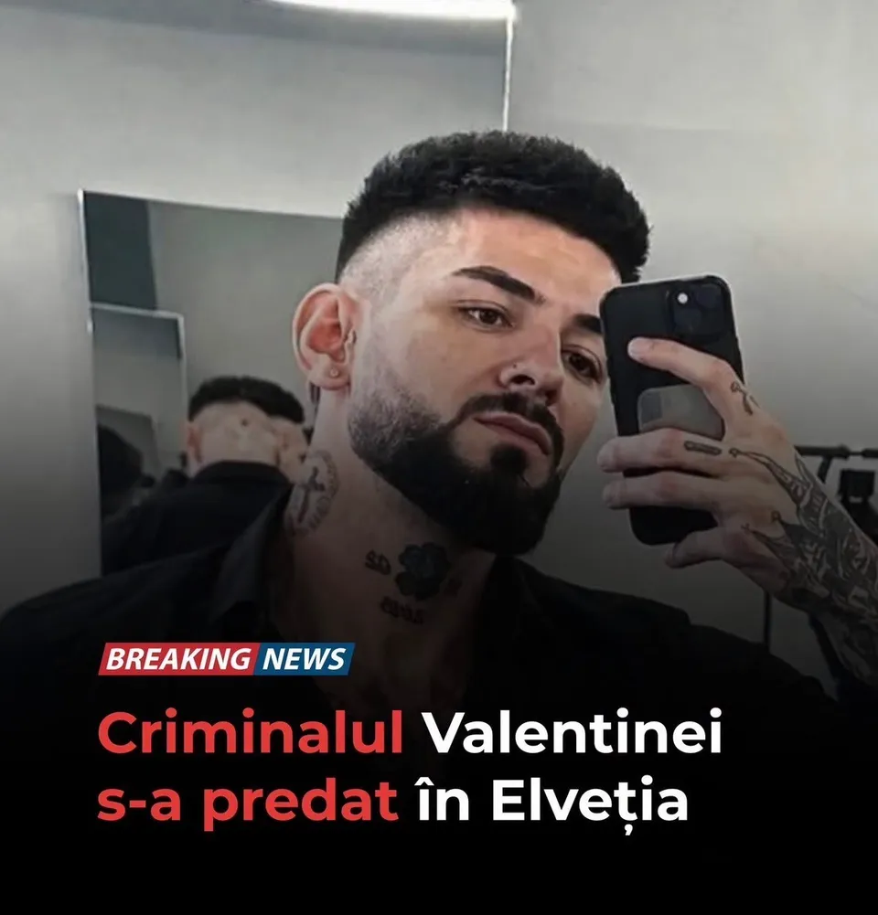 Un bărbat cu barbă și tatuaje pe gât și mâini își face o fotografie în oglindă folosind un telefon mobil.