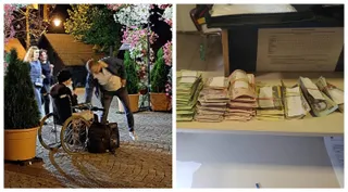 Imagine compusă cu un bărbat aplecat spre o persoană în scaun cu rotile și cu teancuri de hârtii depuse pe o masă de culoare deschisă.