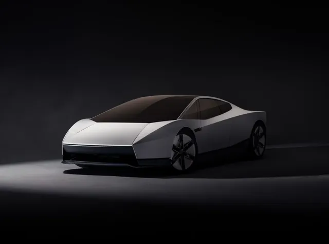 Un vehicul sport de culoare albă cu un acoperiș închis este poziționat sub un fascicul de lumină pe un fundal negru.