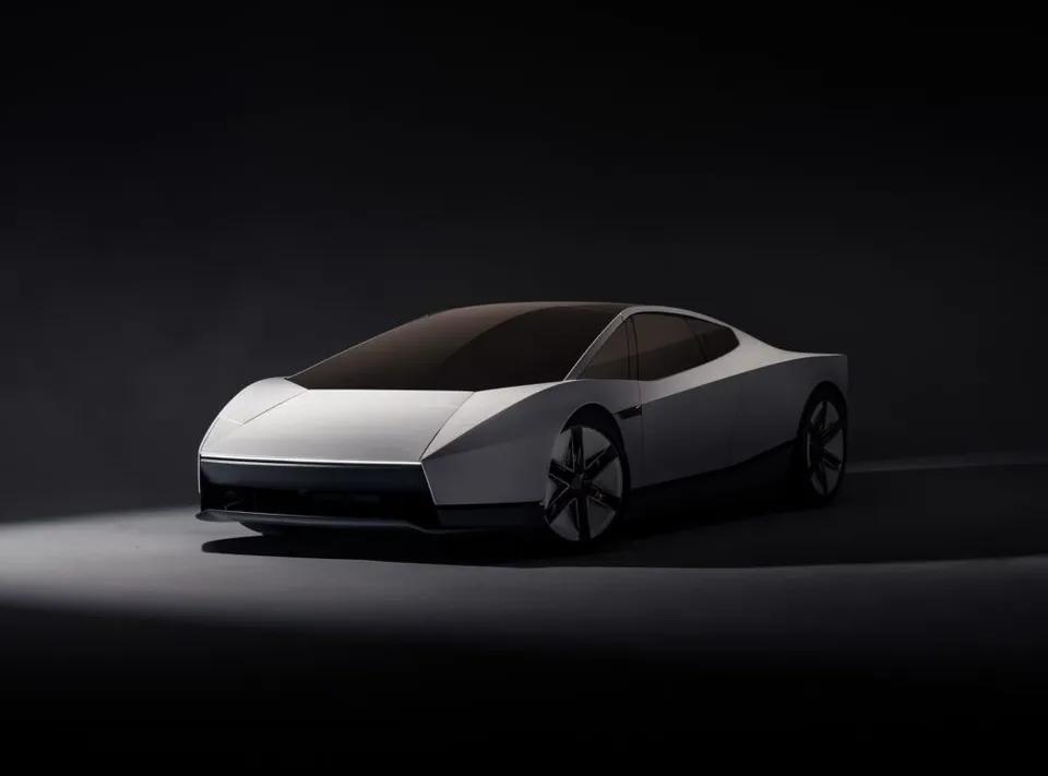 Un vehicul sport de culoare albă cu un acoperiș închis este poziționat sub un fascicul de lumină pe un fundal negru.