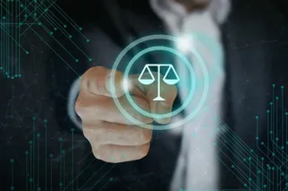 O mână de bărbat atinge un simbol digital al unei cântări în interiorul unor cercuri luminoase pe un fundal cu linii de circuite tehnologice.