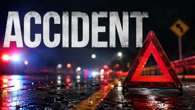 Un triunghi reflectorizant roșu este plasat pe un drum umed noaptea, sub un text mare cu cuvântul ACCIDENT.