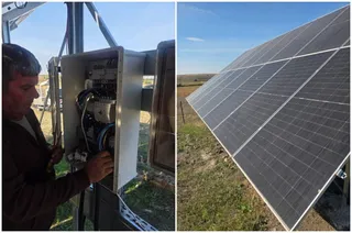 Un bărbat lucrează la un panou electric deschis lângă un panou solar instalat pe un teren în exterior.