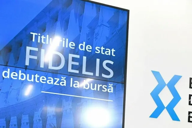 Un ecran afișează textul alb pe un fundal albastru cu o imagine de clădire, lângă un simbol geometric albastru pe o suprafață albă.