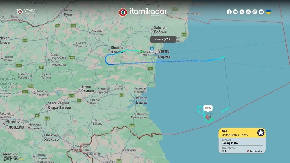 O hartă digitală arată o traiectorie albastră de zbor deasupra unei regiuni de coastă și a unei zone maritime, cu un simbol de avion roșu.
