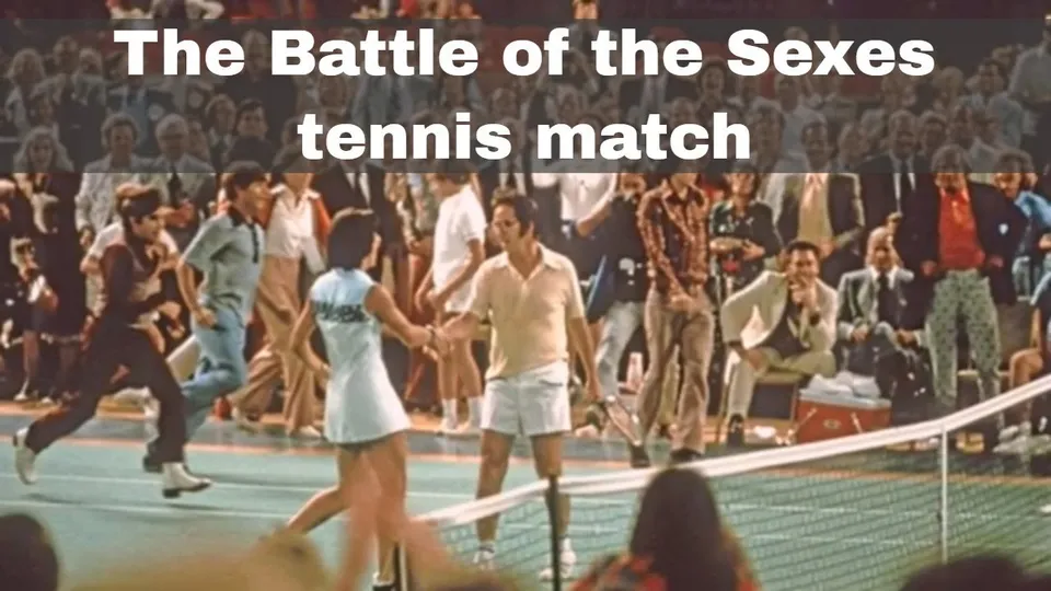 O femeie în rochie albă și un bărbat în tricou galben stau pe un teren de tenis lângă o plasă, în fața unui public numeros.