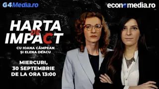 Două femei stau față în față, una purtând o jachetă albastră și ochelari, iar cealaltă purtând un sacou negru peste o cămașă albă.