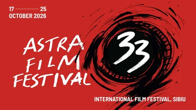 Un fundal roșu prezintă textul alb "ASTRA FILM FESTIVAL" și cifra "33" încadrată într-un cerc negru cu linii de tip pensulă.