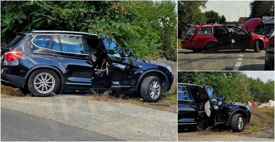 Un autoturism de culoare închisă este oprit într-un șanț cu vegetație, având portierele deschise.