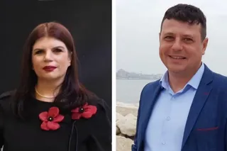 Două portrete individuale, una cu o femeie în haine negre și flori roșii, cealaltă cu un bărbat în sacou albastru și cămașă deschisă.
