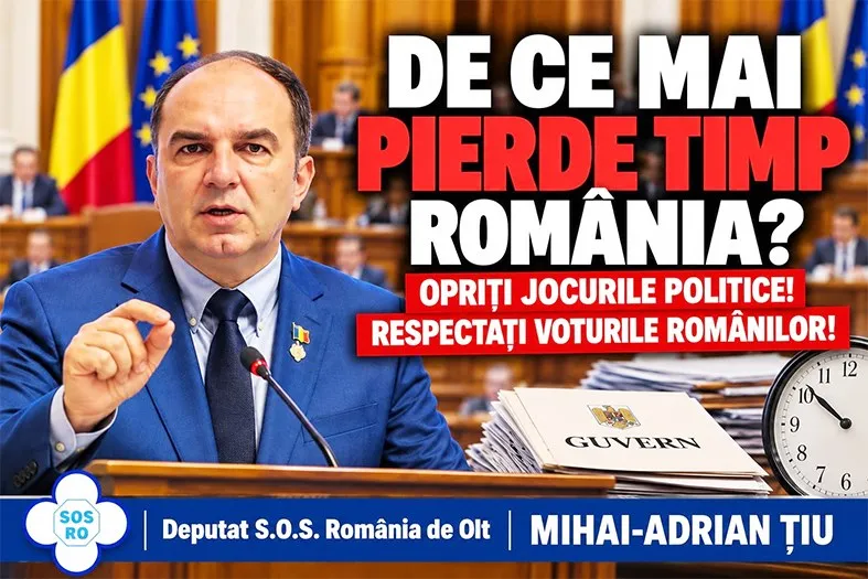 Un bărbat într-un costum albastru și cravată neagră vorbește la un microfon în fața unor steaguri.