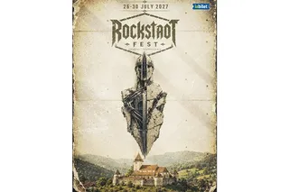 Un afiș cu textul Rockstadt Fest, o siluetă de cavaler cu sabie și o clădire istorică în fundalul unui peisaj muntos.