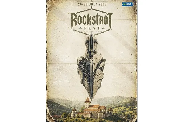 Un afiș cu textul Rockstadt Fest, o siluetă de cavaler cu sabie și o clădire istorică în fundalul unui peisaj muntos.