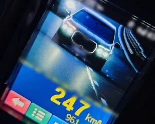 Un ecran digital afișează cifra 247 urmată de unitatea de măsură km/h pe un fundal albastru și negru.