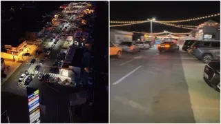 Două imagini de noapte prezintă un parcare cu mașini parcate și linii de lumini suspendate deasupra unui drum asfaltat.