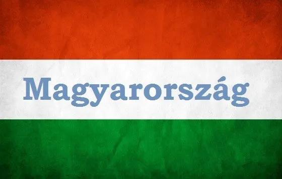 Textul albastru cu litere de tip serif este suprapus pe o imagine cu trei benzi orizontale de culoare roșu, alb și verde.