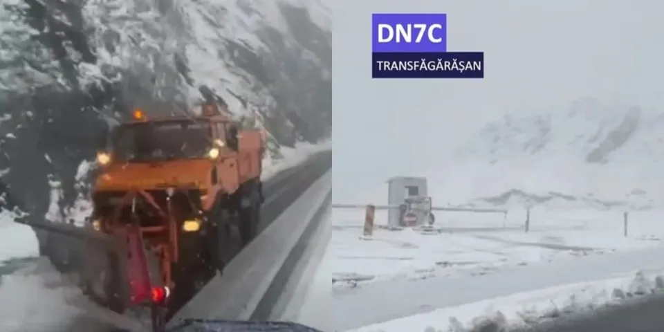 Un utilitar portocaliu cu lama de deszăpezire circulă pe un drum acoperit de zăpadă într-un peisaj montan înzăpezit.