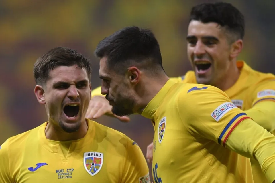 Trei jucători de fotbal îmbrăcați în echipamente galbene strigă într-o ipostază de sărbătoare pe un teren de sport.