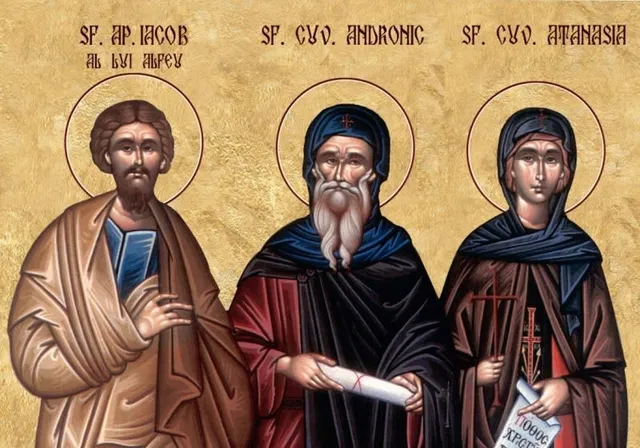 Trei figuri pictate în stil iconograf reprezintă un bărbat cu barbă într-o robă maro și un alt bărbat cu barbă lungă într-o robă neagră, alături de o femeie.