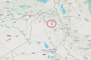O hartă geografică a unor regiuni din Irak și Siria cu un cerc roșu evidențiind orașul Arbil.