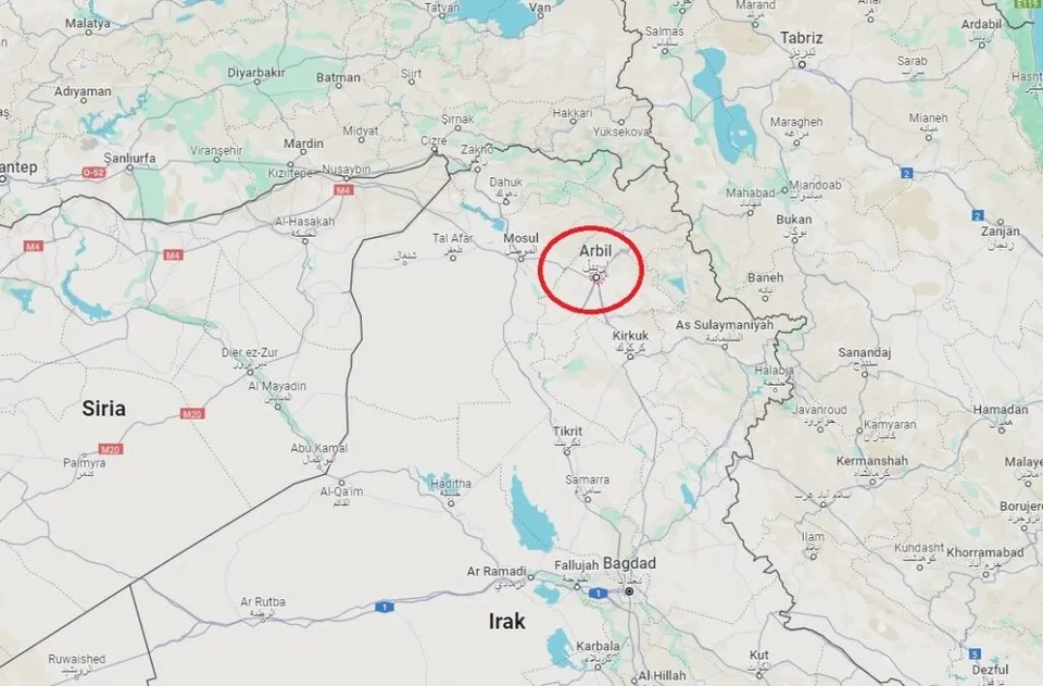O hartă geografică a unor regiuni din Irak și Siria cu un cerc roșu evidențiind orașul Arbil.