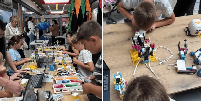 Copii stau la mese cu laptopuri și componente electronice, în timp ce pe o masă de lemn se află roboți construiți din piese colorate.