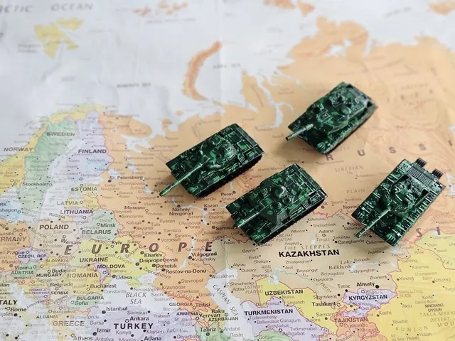 Patru machete de tancuri verzi sunt așezate pe o hartă geografică a Europei și Asiei.
