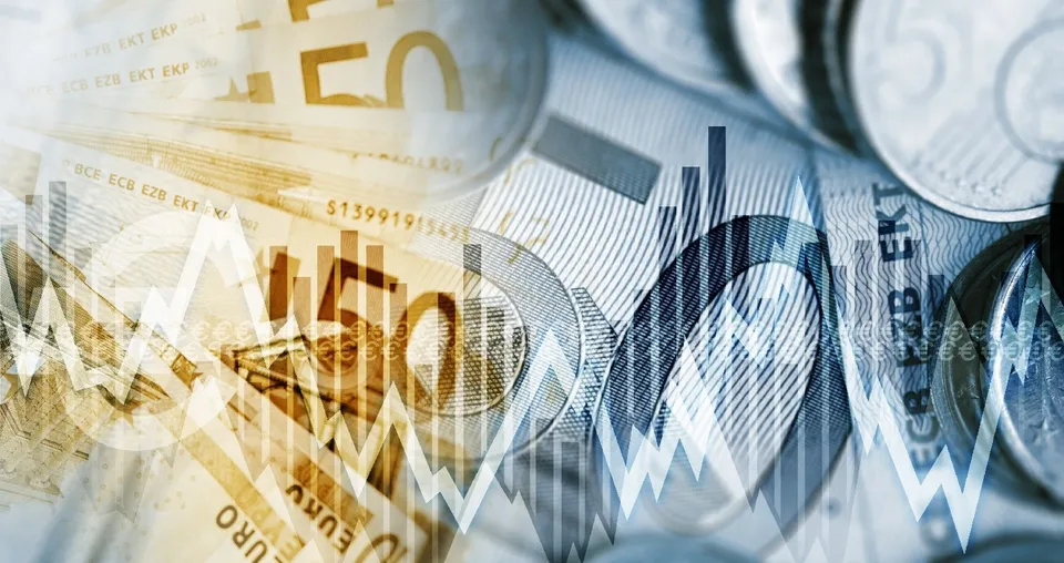 Suprapunerea unor linii de grafic de tip zigzag peste bancnote și monede de euro.