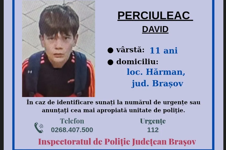 Un afiș de identificare prezintă portretul unui băiat cu părul scurt și brunet, purtând un tricou negru cu detalii roșii și blu.