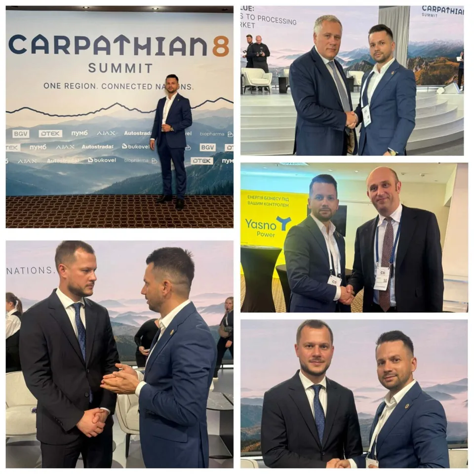 Patru fotografii separate prezintă bărbați în costume de business, unii stând singuri, alții în grupuri mici, în fața unor panouri informative sau pe fundaluri de interior.