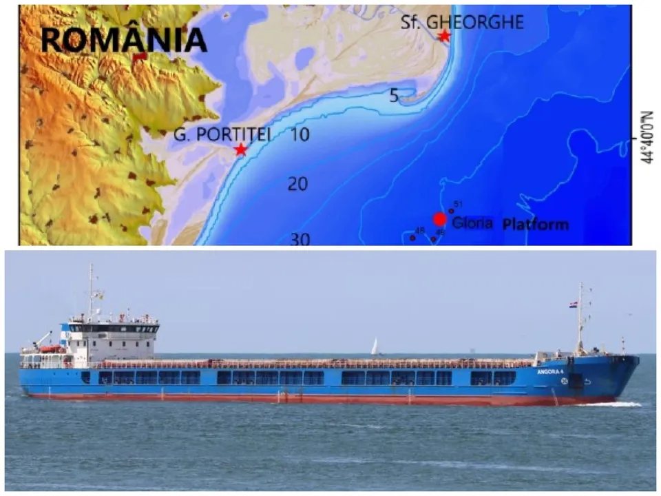 Un vas de mare cu borduri albastre și parte superioară albă navighează pe o suprafață de apă sub un cer senin.