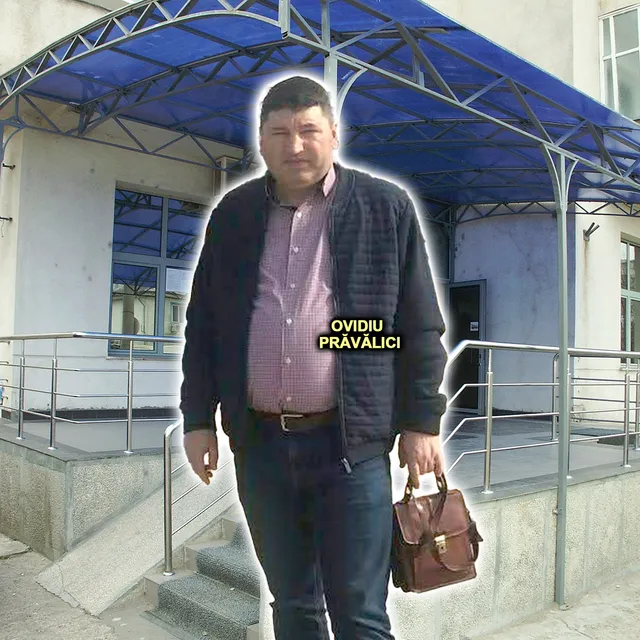 Un bărbat cu o geantă de piele maro stă în fața unei clădiri cu o terasă acoperită de o structură albastră.