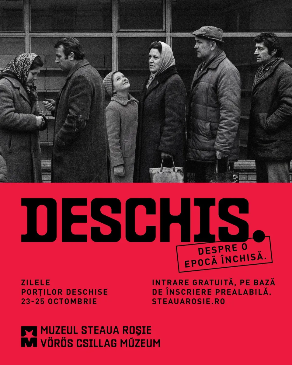 Un grup de șase persoane îmbrăcate în haine groase stau în picioare în fața unei clădiri într-o fotografie alb-negru.