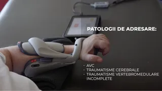 Un braț uman este poziționat pe o suprafață neagră, purtând un dispozitiv medical gri și alb cu cabluri conectat la o tabletă.