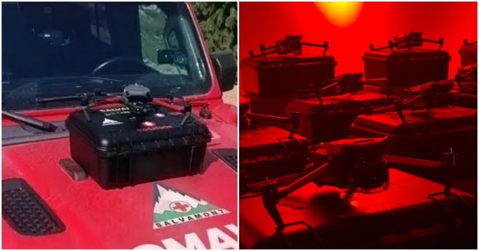 Un obiect negru de transport este așezat pe capota unei mașini roșii, lângă un autocolant cu un logo, în timp ce alte obiecte similare sunt vizibile.