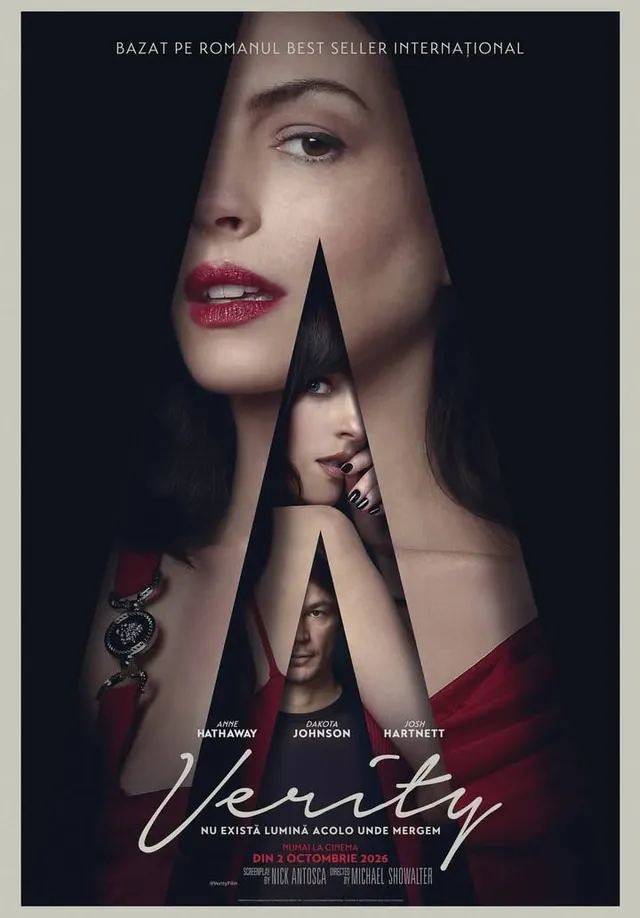 Un poster de film prezintă un chip de femeie suprapus peste o formă triunghiulară ce conține alte două imagini cu o femeie și un bărbat.