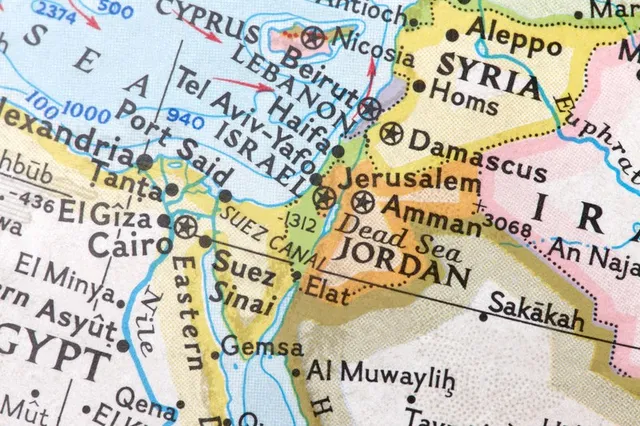 O hartă colorată a regiunii Orientului Mijlociu arată țări, orașe și corpuri de apă precum Marea Mediterană și Canalul Suez.