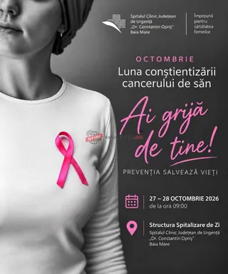 O femeie poartă un tricou alb pe care este atașată o panglică roz, pe un fundal negru cu text scris în alb și roz.