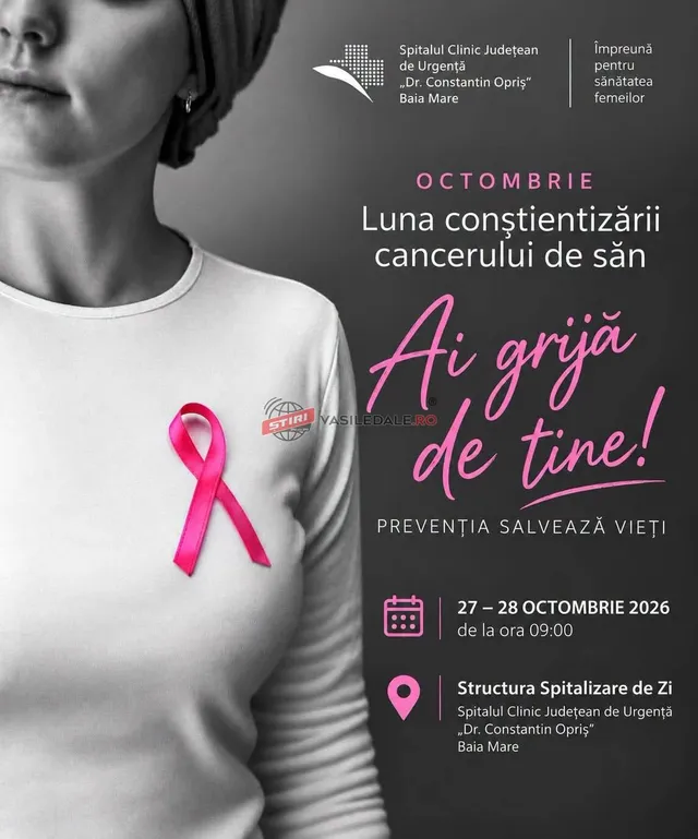 O femeie poartă un tricou alb pe care este atașată o panglică roz, pe un fundal negru cu text scris în alb și roz.