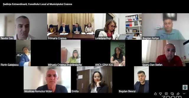 Captură de ecran a unei ședințe online cu mai mulți participanți vizibili în ferestre video individuale pe un fundal divers.