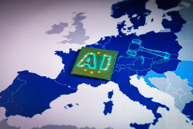Un cip verde cu literele AI și stele galbene este plasat pe o hartă a Europei lângă un ciocan de judecată digital.