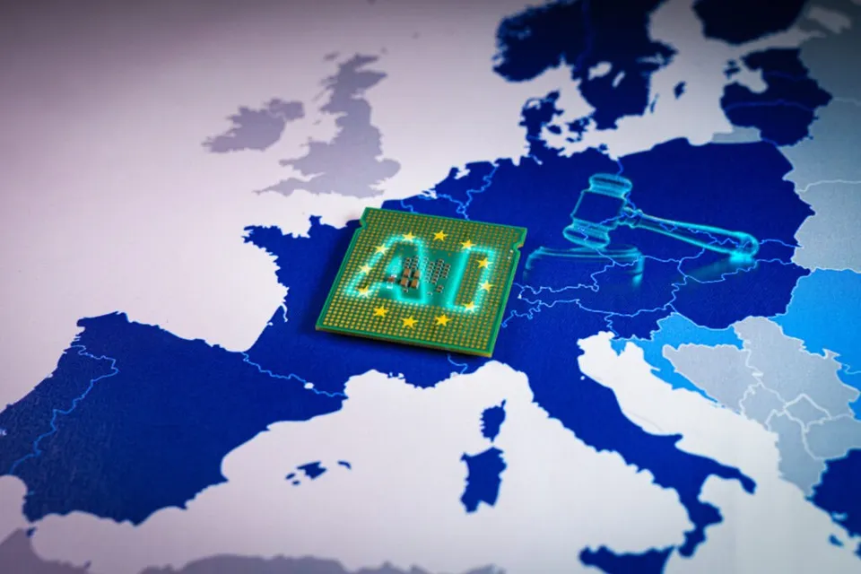 Un cip verde cu literele AI și stele galbene este plasat pe o hartă a Europei lângă un ciocan de judecată digital.