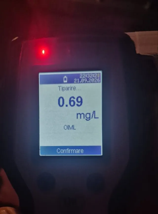 Un dispozitiv electronic cu ecran luminos afișează cifra 0,69 mg/L și textul Tiparire... pe un fundal albastru.