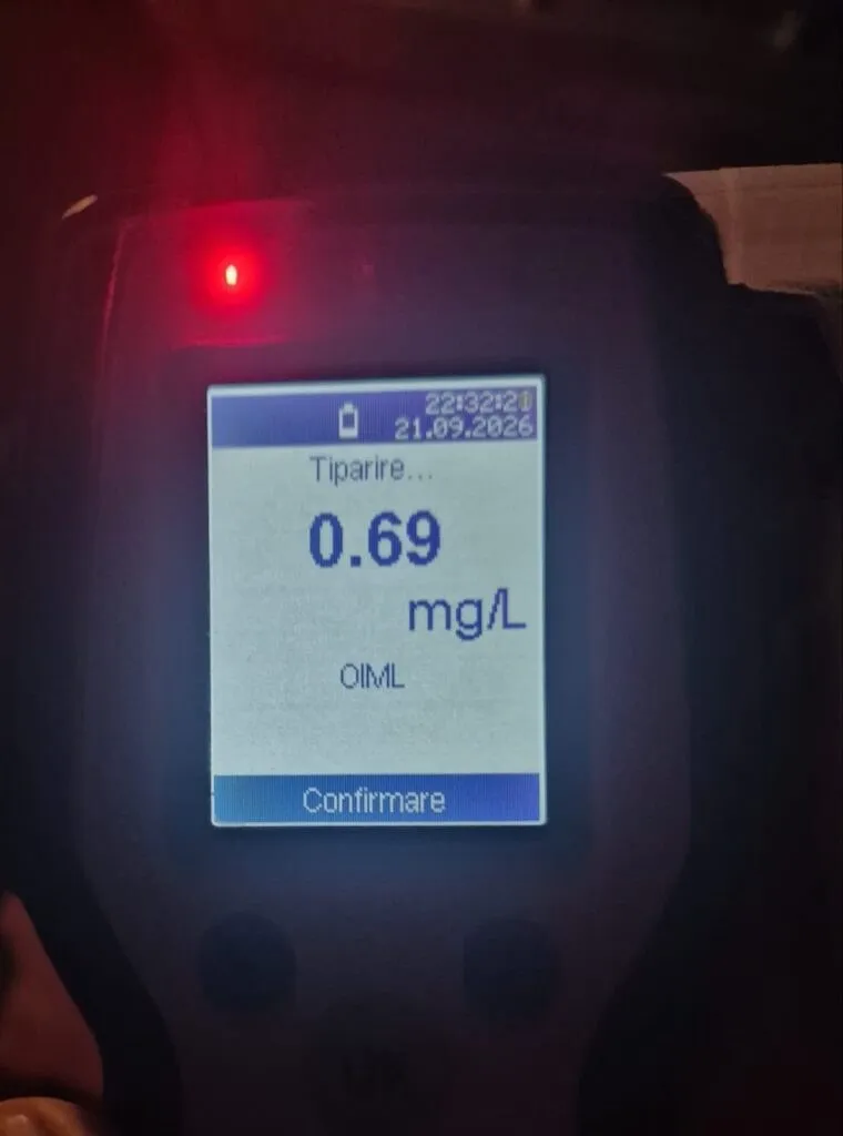 Un dispozitiv electronic cu ecran luminos afișează cifra 0,69 mg/L și textul Tiparire... pe un fundal albastru.