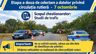 O mașină albastră și una gri stau pe un drum asfaltat lângă conuri de trafic portocalii și persoane purtând veste reflectorizante.