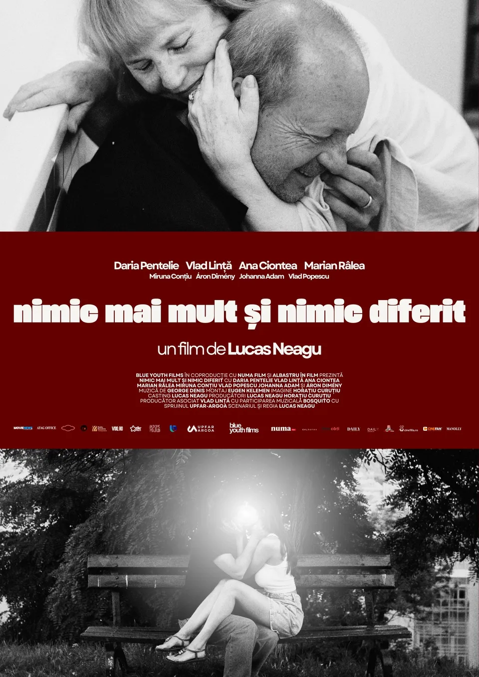 Un poster de film prezintă două imagini în alb-negru: una cu doi oameni îmbrățișați și alta cu un bărbat și o femeie pe o bancă.