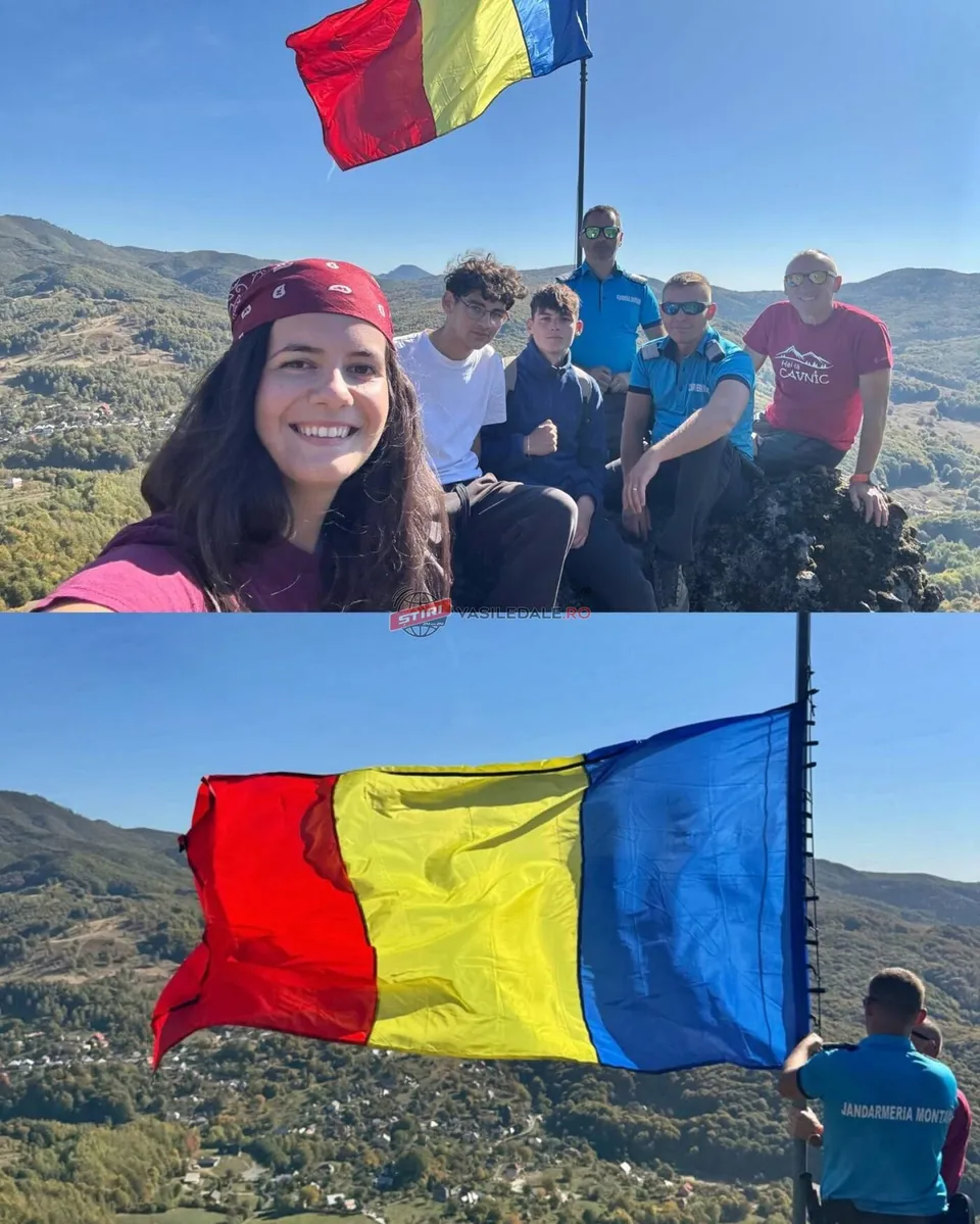 Un grup de oameni stă pe o stâncă sub un steag tricolor, în timp ce un alt steag este ridicat de o persoană în partea de jos.