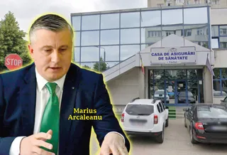 Un bărbat într-un costum închis cu cravată verde este suprapus pe o imagine cu o clădire de birouri și câteva mașini parcate în fața acesteia.