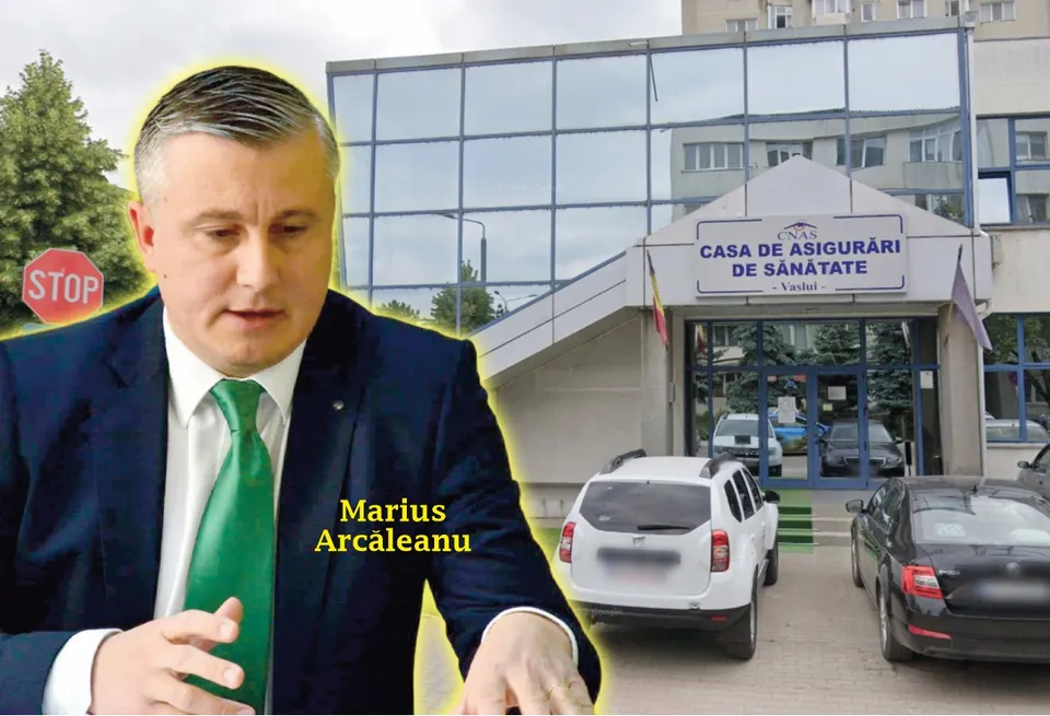 Un bărbat într-un costum închis cu cravată verde este suprapus pe o imagine cu o clădire de birouri și câteva mașini parcate în fața acesteia.
